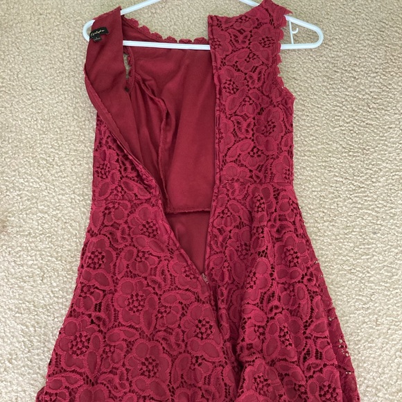 WOMENS DILLARDS RED HOCO/PARTY DRESS: SIZE 1 - Picture 2 of 3